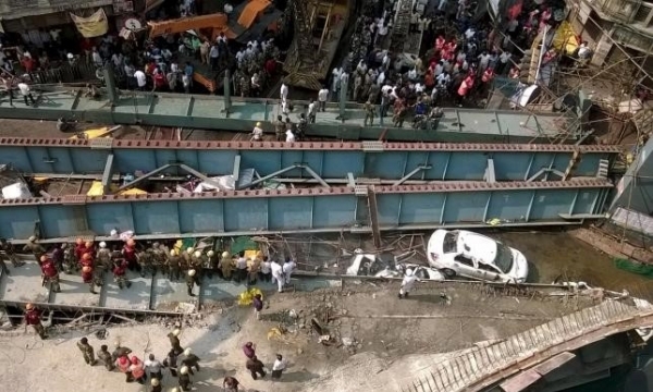 Ấn Độ: Sập cầu vượt đang thi công, chôn vùi hơn 100 người